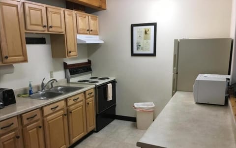 Fridge, coffee/tea maker