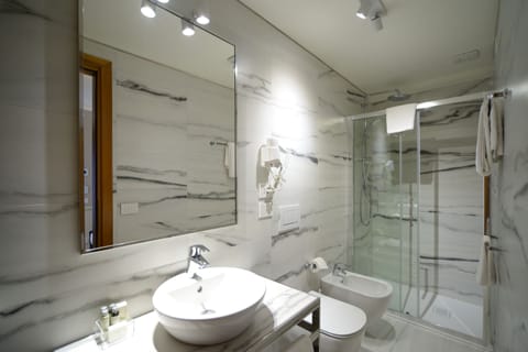 Comfort Single Room | Bathroom | Separate tub and shower, free toiletries, hair dryer, bathrobes