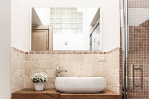 Triple Room | Bathroom | Shower, free toiletries, hair dryer, bathrobes