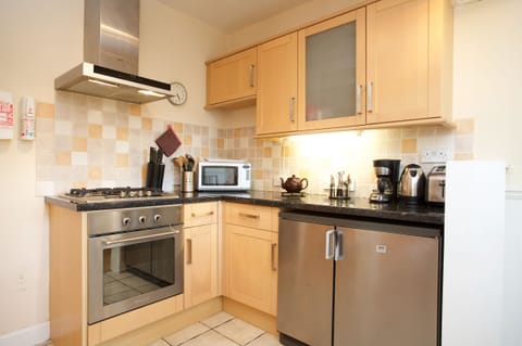 House, 2 Bedrooms | Private kitchen | Full-size fridge, microwave, stovetop, dishwasher