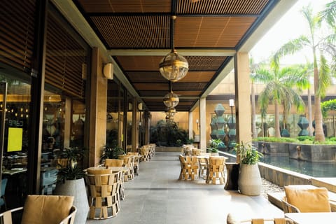 2 restaurants; breakfast, lunch, dinner, and brunch served