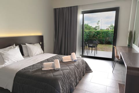 Premium bedding, minibar, in-room safe, desk