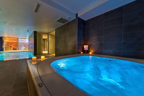 Couples treatment rooms, sauna, hot tub, steam room, body treatments