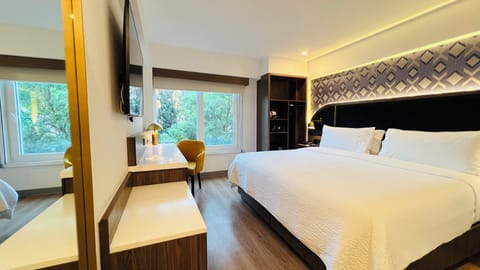 Standard Room, 1 King Bed, City View | In-room safe, desk, Internet, bed sheets