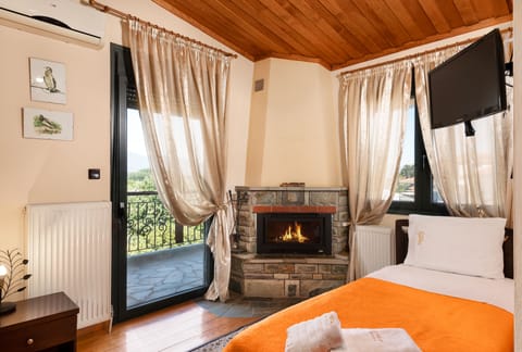 Triple Room | Individually decorated, individually furnished, laptop workspace