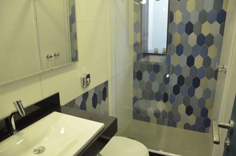 Shower, free toiletries, hair dryer, towels