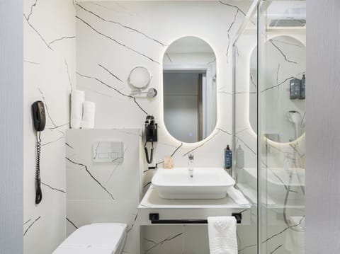 Shower, rainfall showerhead, free toiletries, hair dryer