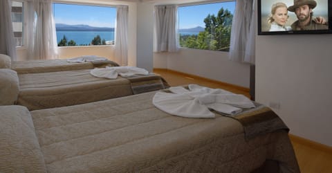 Quadruple Room | In-room safe, bed sheets