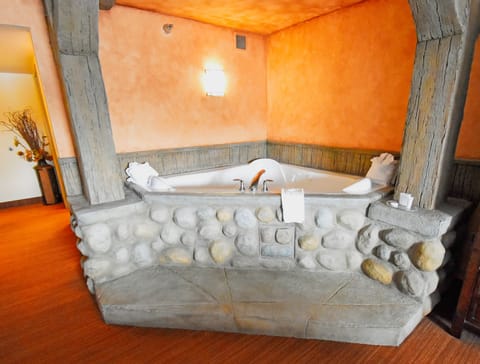 Honeymoon Room, 1 King Bed | Hypo-allergenic bedding, desk, iron/ironing board, free WiFi