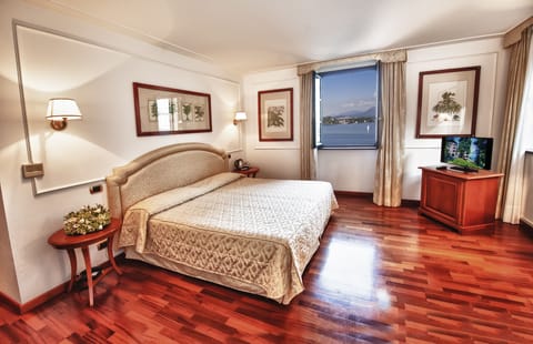 Junior Suite, 1 King Bed, Lake View | Lake view