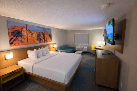 Studio Suite, 1 King Bed, Non Smoking | Individually decorated, soundproofing, iron/ironing board, rollaway beds