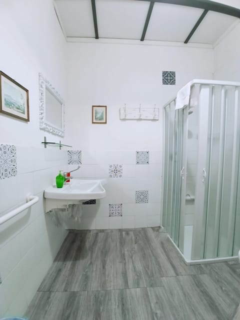 Superior Room, 1 Double Bed, Ensuite, City View | Bathroom | Shower, rainfall showerhead, free toiletries, hair dryer