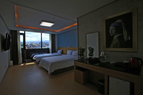 Deluxe Twin Room | Blackout drapes, free WiFi