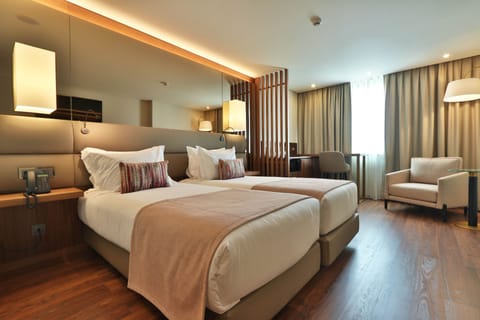 Executive Twin Room | Minibar, in-room safe, blackout drapes, soundproofing