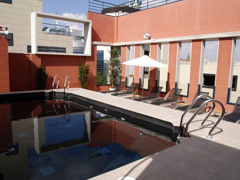 Seasonal outdoor pool, sun loungers