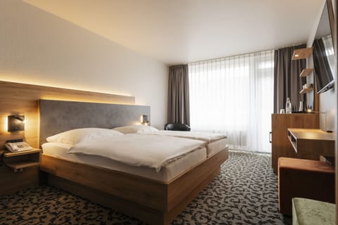 Comfort Double Room | Hypo-allergenic bedding, in-room safe, desk, laptop workspace