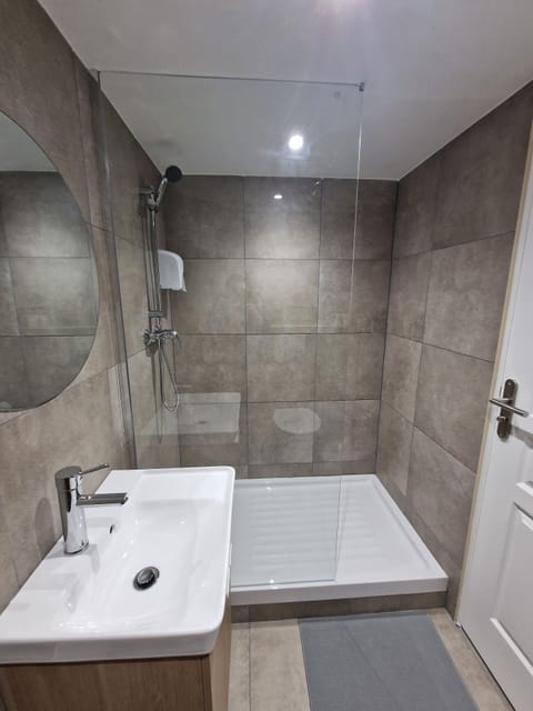 Shower, free toiletries, towels