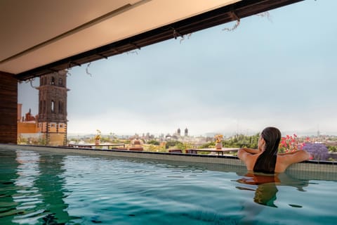Outdoor pool, pool umbrellas, sun loungers