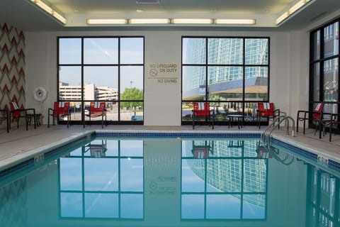 Indoor pool, sun loungers