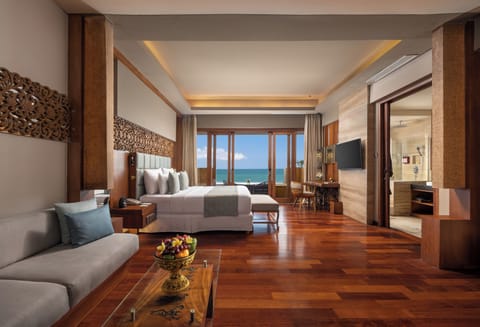 Ocean Suite with Jacuzzi | Pillowtop beds, minibar, in-room safe, desk