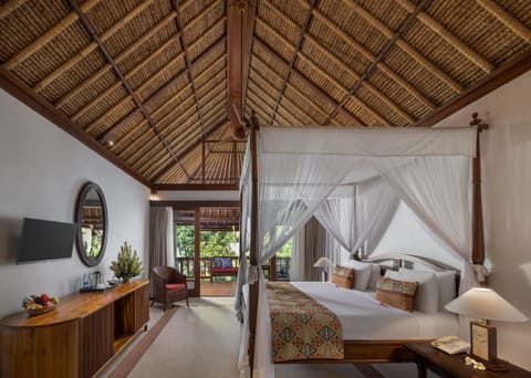 Superior Room | Minibar, in-room safe, desk, blackout drapes