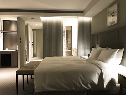 Executive Suite | Premium bedding, down comforters, minibar, in-room safe