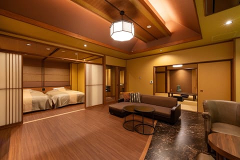 Deluxe Suite | In-room safe, blackout drapes, iron/ironing board, free WiFi