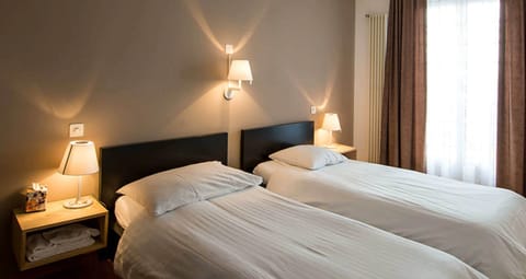 Standard Twin Room | In-room safe, desk, soundproofing, iron/ironing board