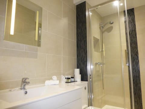 Standard Twin Room | Bathroom | Free toiletries, hair dryer, towels