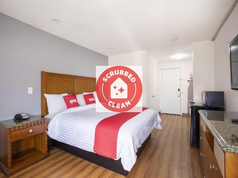 Room, 1 King Bed | Desk, iron/ironing board, WiFi (free), bed sheets