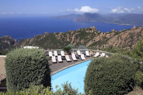 Seasonal outdoor pool, pool umbrellas, sun loungers