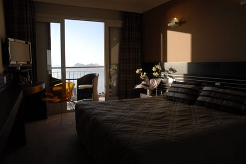 Superior Double Room, Balcony, Sea View | Minibar, in-room safe, blackout drapes, soundproofing