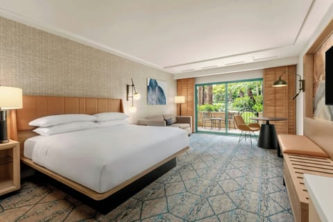 Club Room, 1 King Bed, Garden View | Down comforters, pillowtop beds, in-room safe, desk