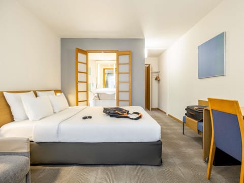 Superior Room, 1 Double Bed | Minibar, in-room safe, desk, laptop workspace