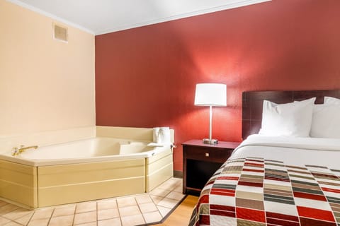 Superior Room, 1 King Bed, Non Smoking, Jetted Tub | Desk, soundproofing, iron/ironing board, free WiFi