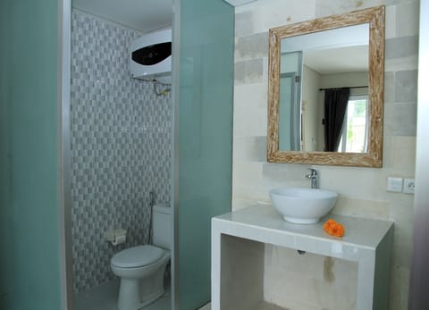 Shower, free toiletries, towels