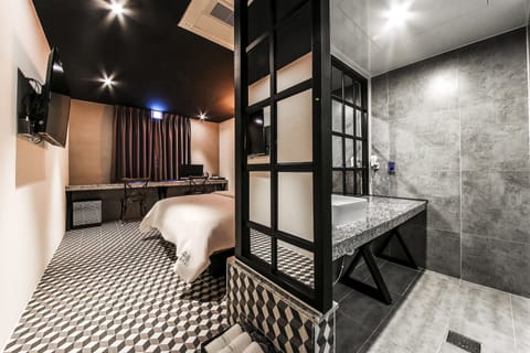 Standard Room | Minibar, desk, soundproofing, free WiFi