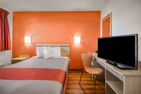 Blackout drapes, free WiFi, bed sheets