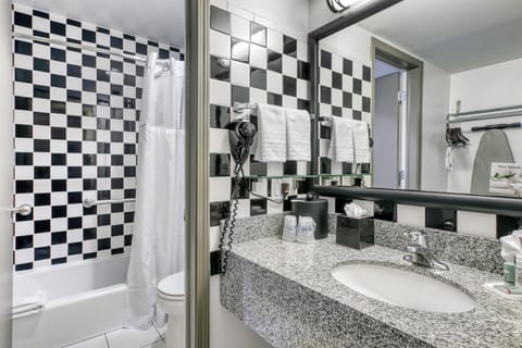 Standard Room, 1 King Bed, Non Smoking | Bathroom | Hair dryer, towels, soap, shampoo