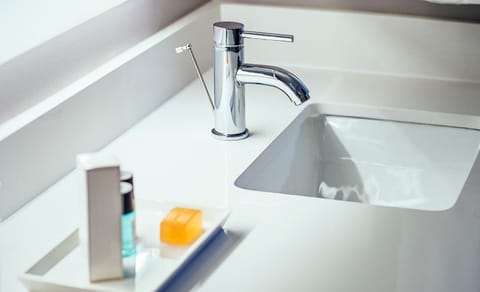 Shower, rainfall showerhead, free toiletries, towels