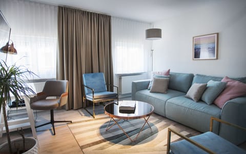 Deluxe Apartment, 1 King Bed | Premium bedding, desk, laptop workspace, blackout drapes