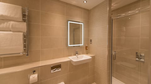 Combined shower/tub, designer toiletries, hair dryer, towels