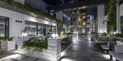 3 restaurants; breakfast, lunch, and dinner served