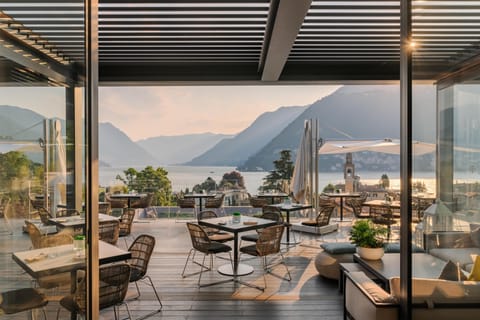 2 bars/lounges, poolside bar