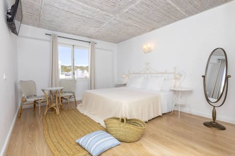 Blackout drapes, cribs (surcharge), WiFi (free), bed sheets