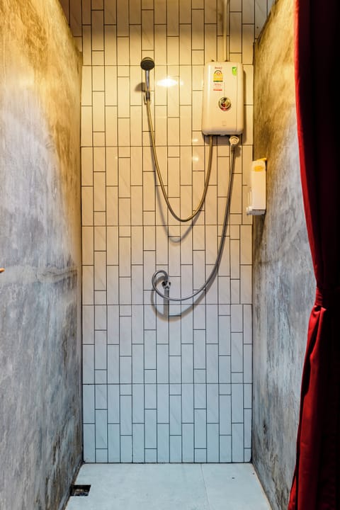 Shower, rainfall showerhead, free toiletries, towels