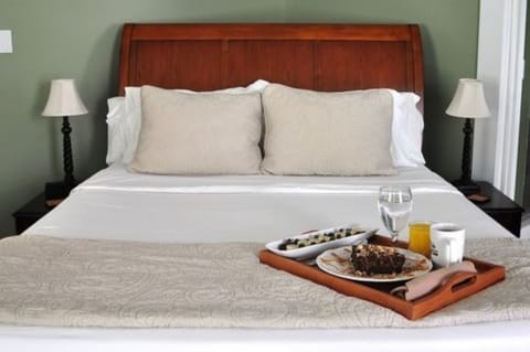 Room, Private Bathroom (Queen Bed) | Individually decorated, individually furnished, desk, free WiFi