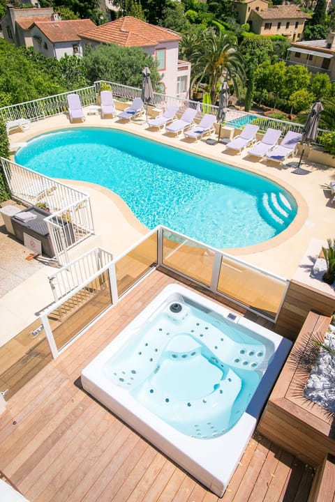 Outdoor pool, sun loungers