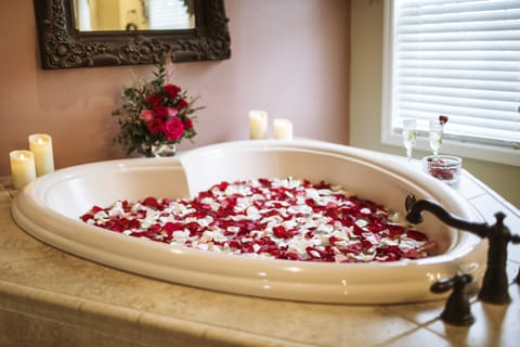 Cottage, Private Bathroom (Honeymoon Cottage) | Jetted tub