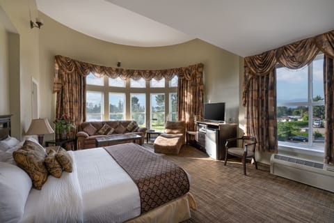 Suite, 1 King Bed | Pillowtop beds, desk, iron/ironing board, cribs/infant beds